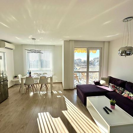 Briz Apartment; 2 Bdr; 6 Guests; Private Parking Varna Bagian luar foto