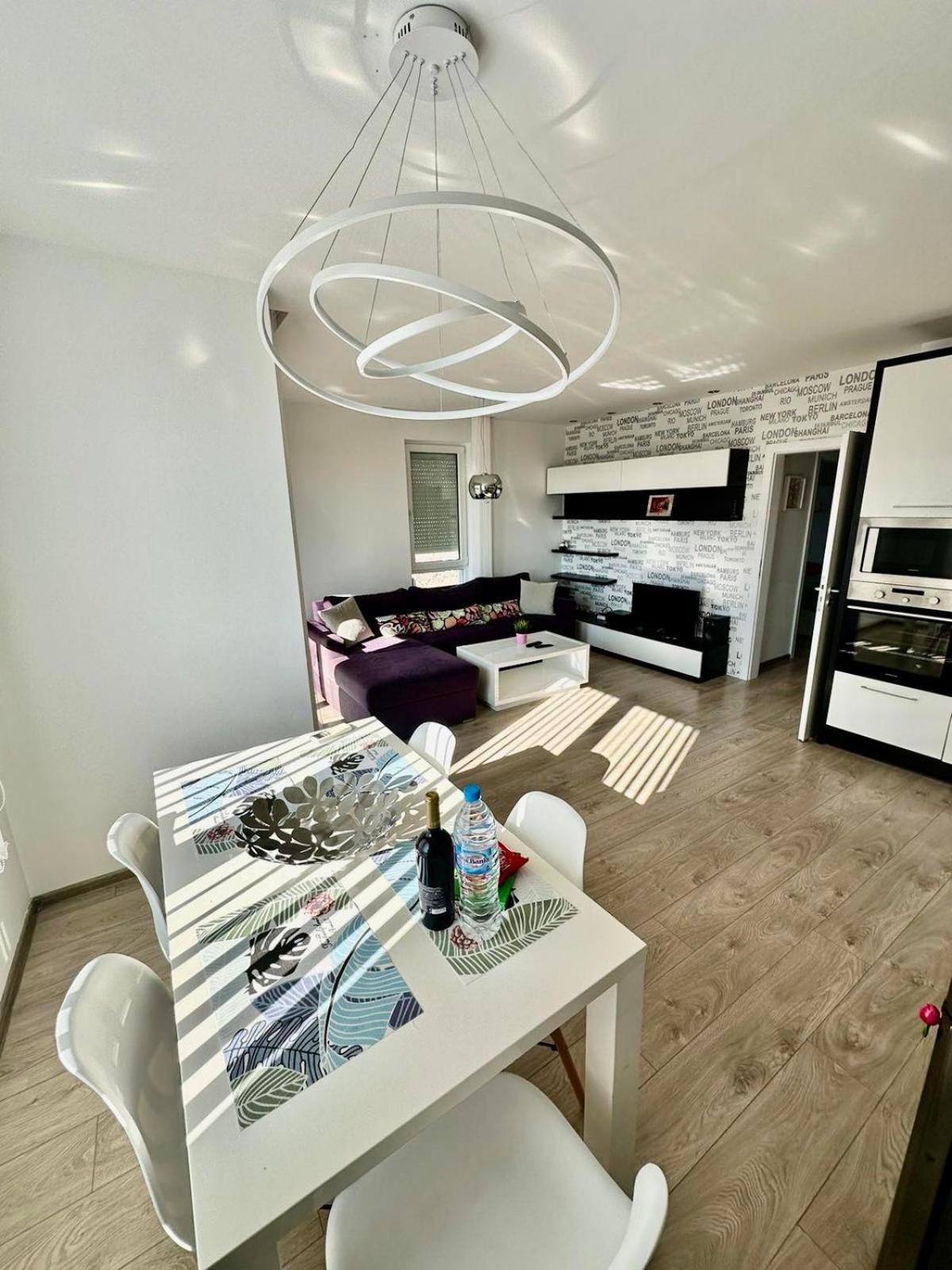 Briz Apartment; 2 Bdr; 6 Guests; Private Parking Varna Bagian luar foto